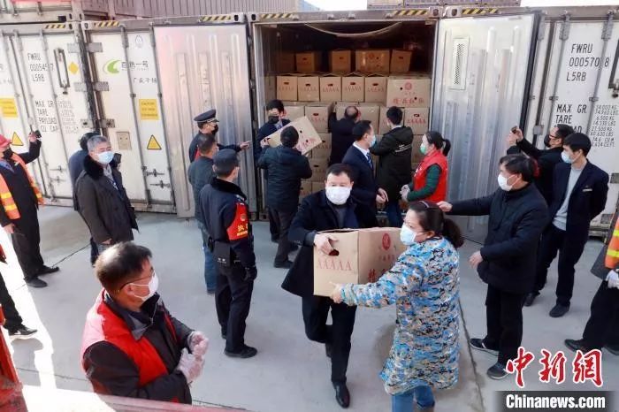 原料图:广西声援湖北物资专列抵达,做事人员结构缷货 陈钰 摄