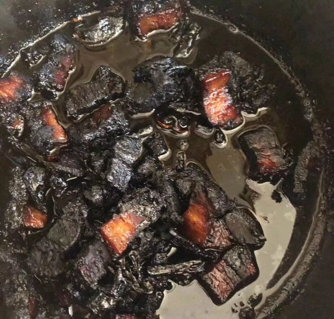 想做红烧肉,但感觉缺乏创意,不如试试这道炭烧红烧肉.