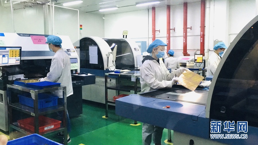 安捷利(番禺)电子实业有限公司的员工正在工作中.