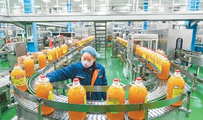 在重庆市江津德感工业园区，一家粮油公司的食用油生产线正在运转。 　　万 难摄（人民视觉）