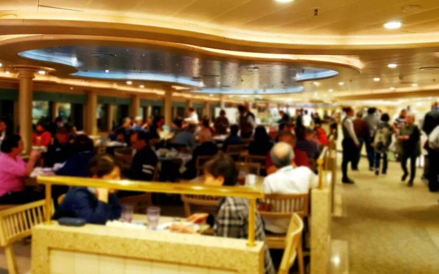 2月4日晚上8点，邮轮的餐厅依然人满为患，几乎无人戴口罩。由网友 @data_tw提供