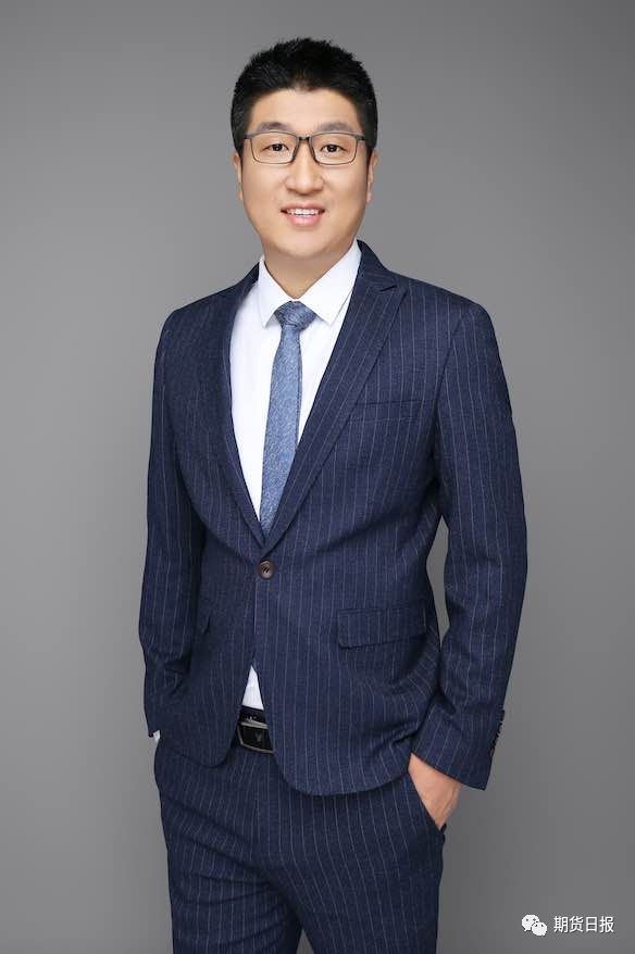 王佳博认为,要想成为一名合格的白糖期货分析师,就必须对市场进行仔细