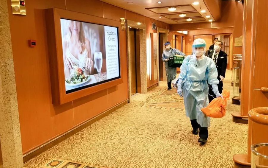 2月4日，隔离前夜，船上不断有身穿隔离衣的检疫人员走动。由网友 @data_tw提供