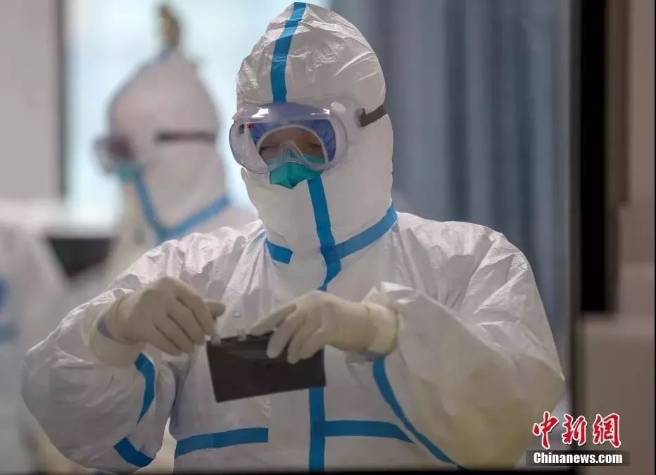 原料图:武汉市疾控中央检测组做事人员正在做事。中新社记者 张畅 摄