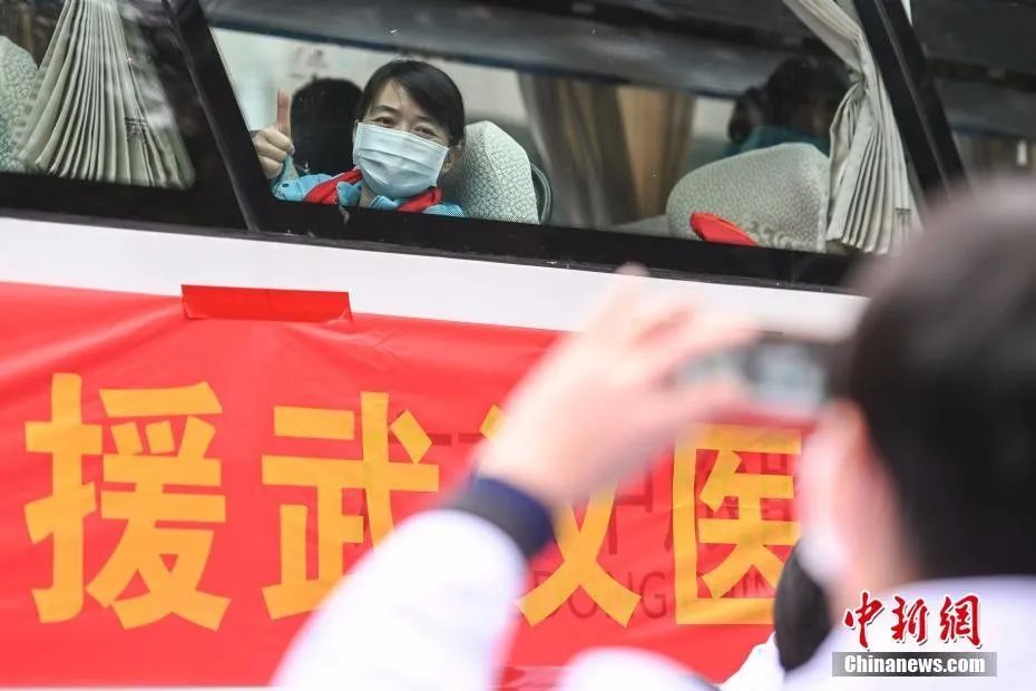 原料图:广东13家医院派出医护人员驰援武汉。中新社记者 陈骥旻 摄