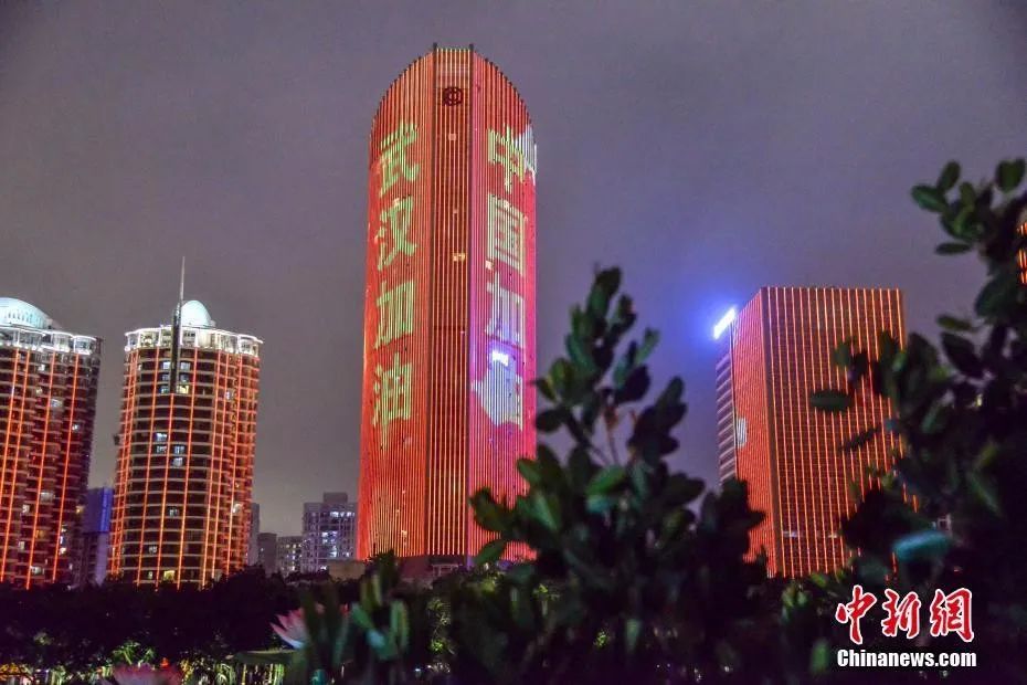 原料图:海口市景不悦目灯打出“武汉加油,中国加油”。洪坚鹏 摄