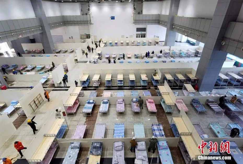 原料图:建设中武汉国际会展中央的方舱医院。李军 摄