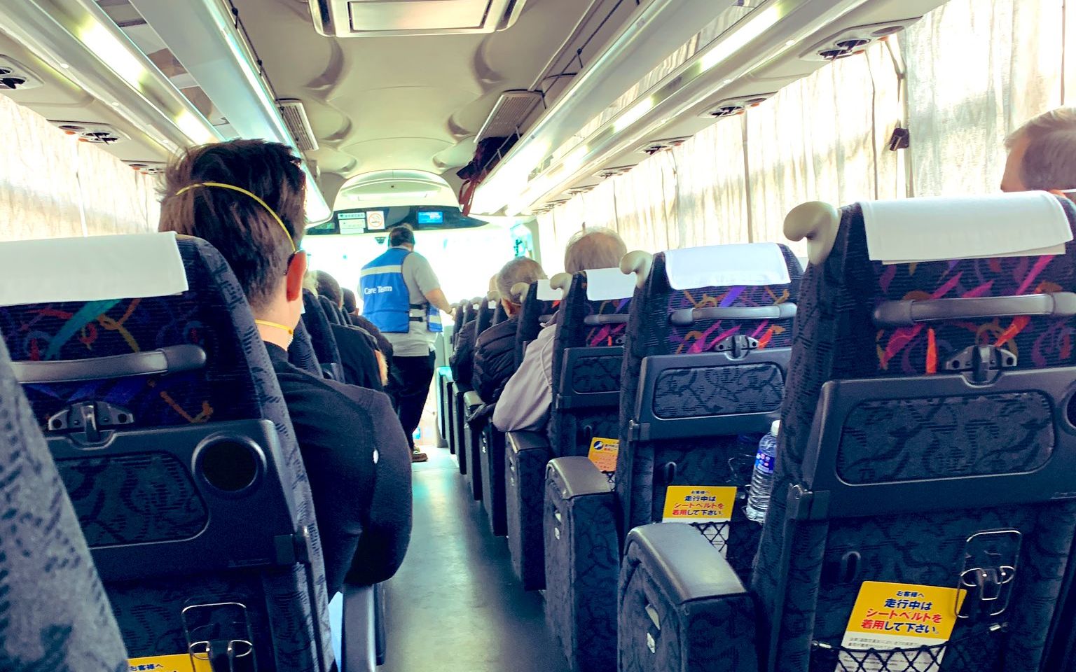 2月19日，“钻石公主号”乘客乘坐邮轮公司准备的巴士，准备前往酒店。受访者供图