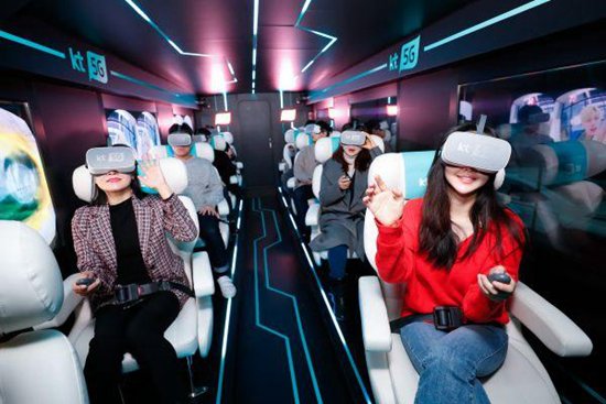 体验者们在韩国首尔光化门附近的5G巴士上,感受高速VR视听产品。(新华社原料图)