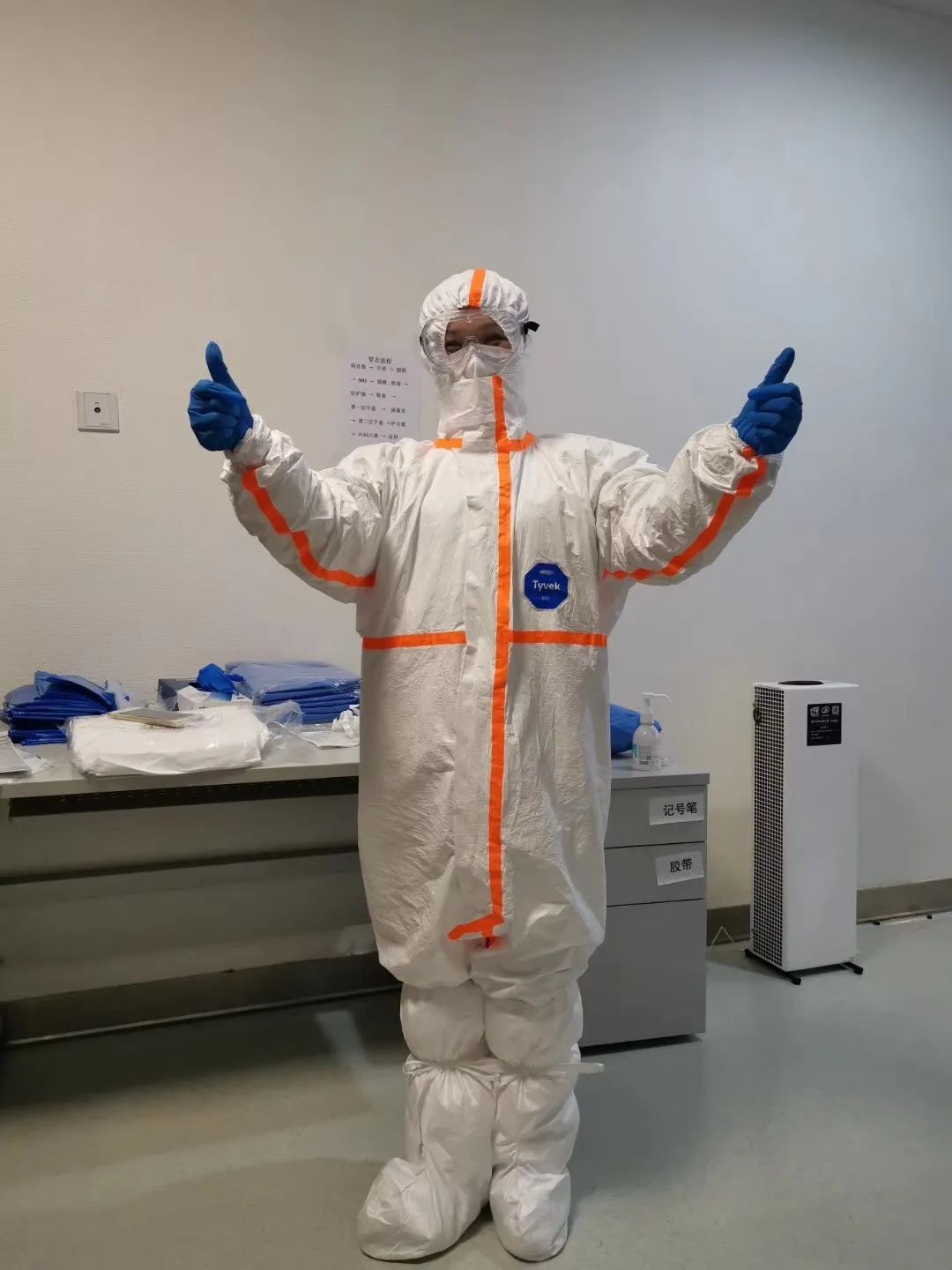 由于物资不足，一度只有最大码防护服