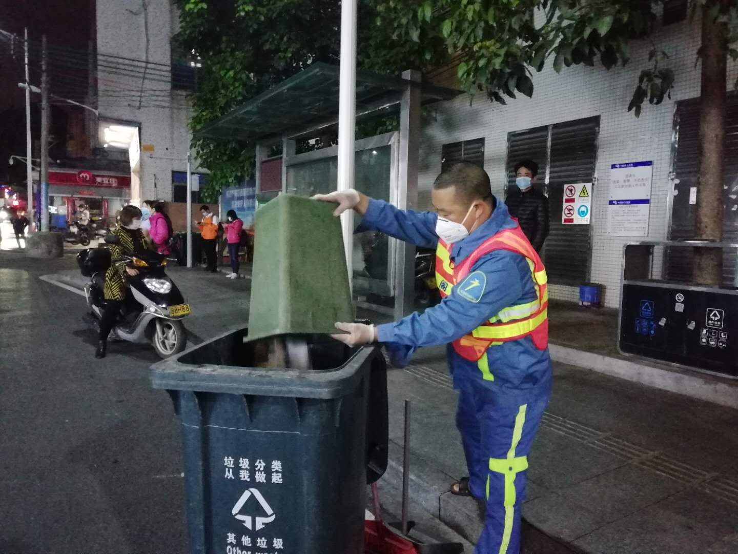 广州南沙黄阁镇:环卫工人坚守保洁一线助力打赢疫情防控阻击战