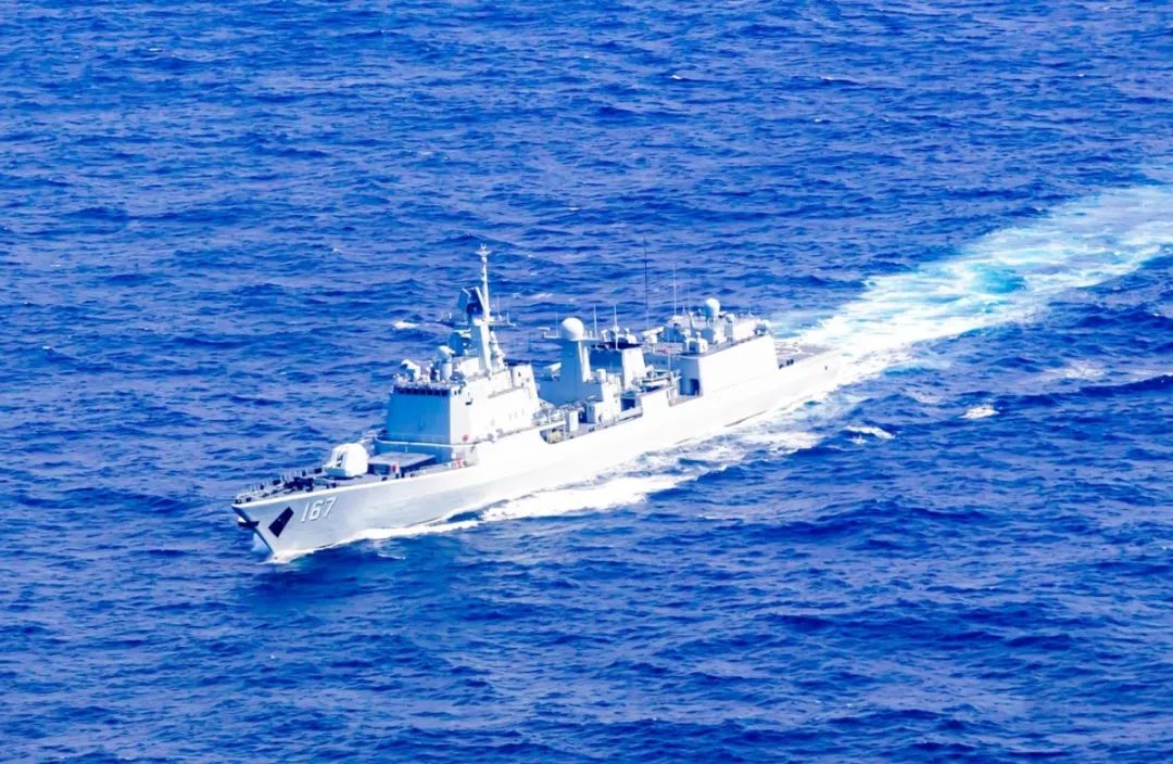 发射干扰弹成功机动规避电子战系统立即锁定目标编队许昌舰舰员严阵以