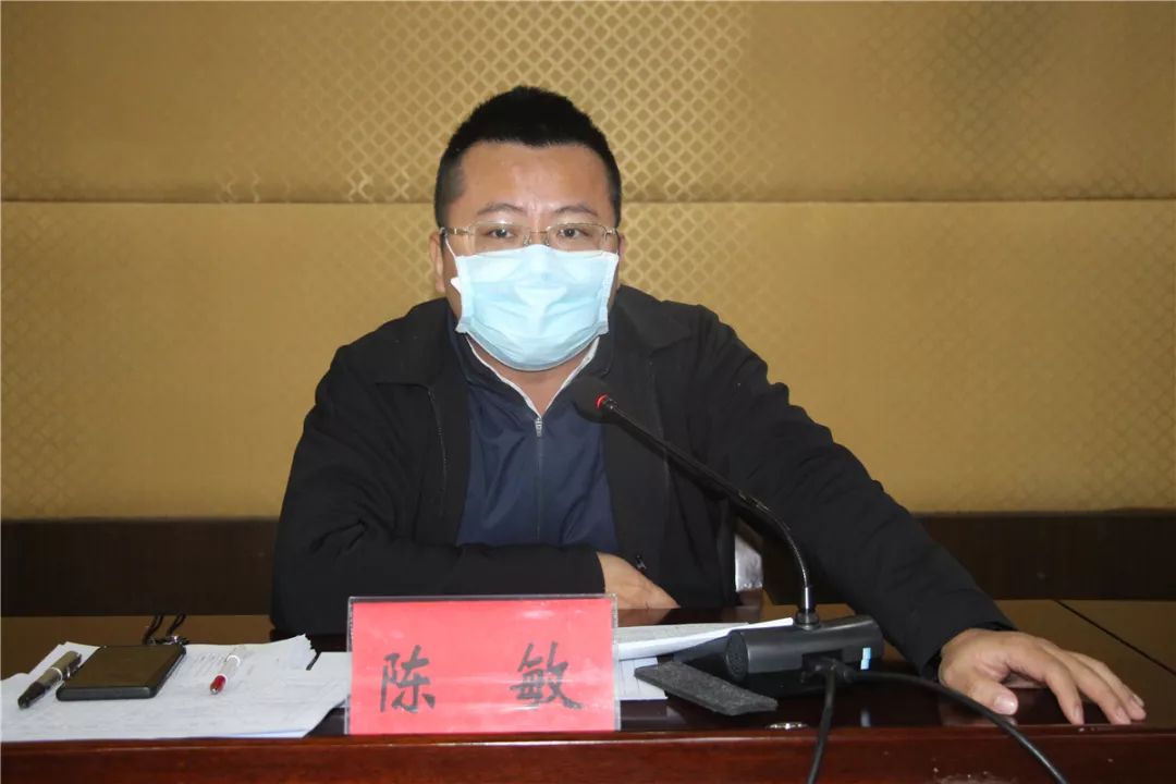 两促进"工作会议精神,2月20日晚,弋阳县委副书记,县长陈敏在会议中心6