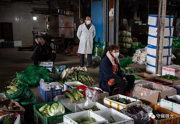 2月17日，孝感市沙沟蔬果批发市场，蔬菜摊位依然忙着处理来自各个社区的采购订单。 微信公众号@守候微光 图