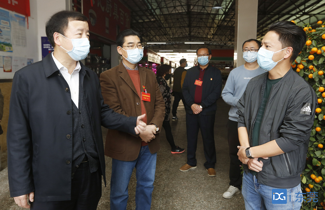 昨日下午,市委副书记,市长肖亚非赴高埗调研市场供应情况.
