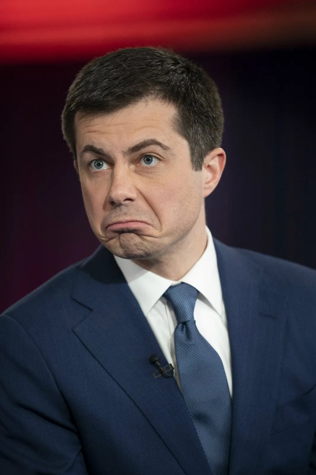 "政治新星"布蒂吉格更猛,称美国人不应在想要"烧垮民主党"的桑德斯与