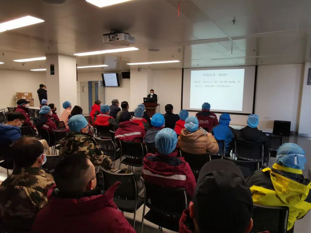 在同济中法院区支援的医护人员参加疑难病例会诊