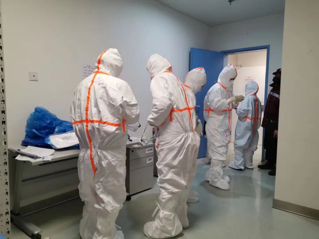 湘雅二医院医护人员全副武装，进入隔离病房。受访者供图，下同