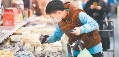 卫引从北京青年公社餐厅青年路店加入盒马鲜生北京十里堡店，成为一名“共享员工”。图为卫引为外送订单拣货。 　　新华社记者 鞠焕宗摄