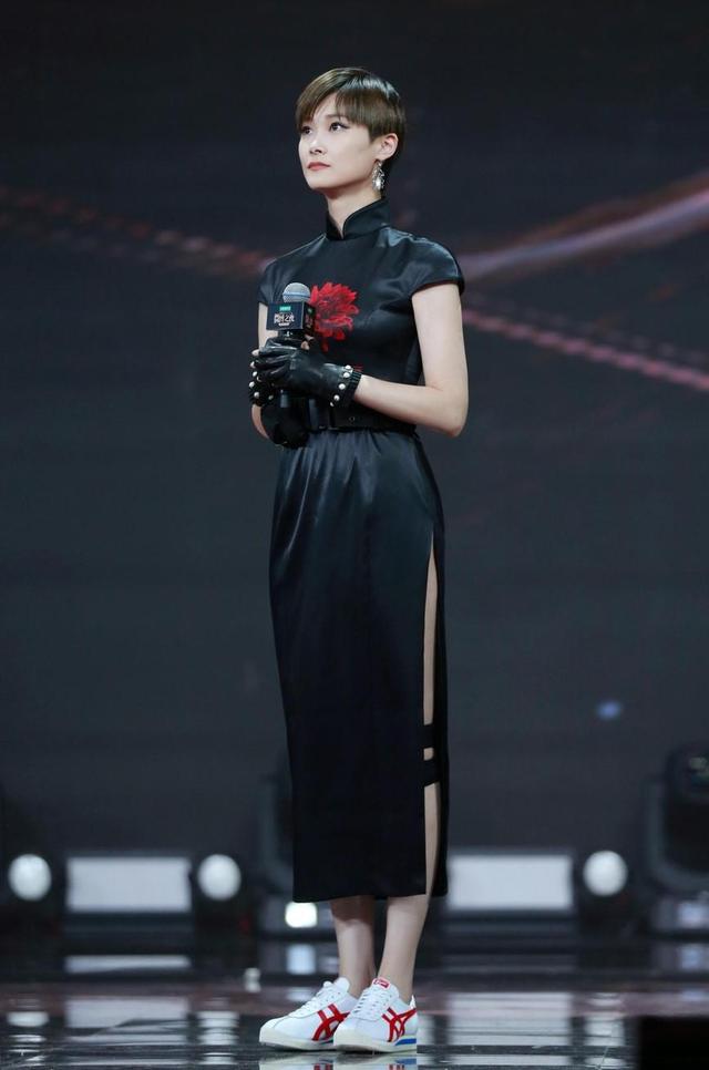 有一种韵味叫李宇春穿旗袍,开衩短到大腿根,搭配运动鞋也很性感