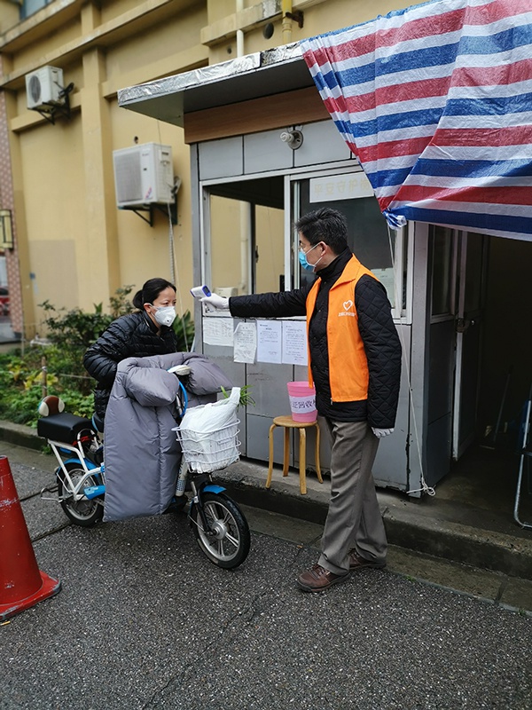 “周末支援服务小分队”冒着严寒驻守6个居民小区