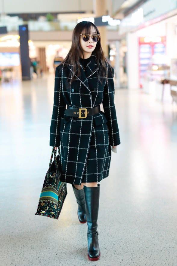 杨颖的身材绝了,把长筒靴穿成了堆堆袜,"小鸟腿"的杀伤力太强