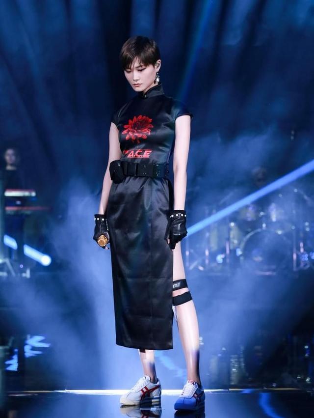 有一种韵味叫李宇春穿旗袍,开衩短到大腿根,搭配运动鞋也很性感