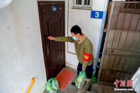 武汉江汉区新华街取水楼社区为辖区的老人送菜上门。中新社记者 张畅 摄