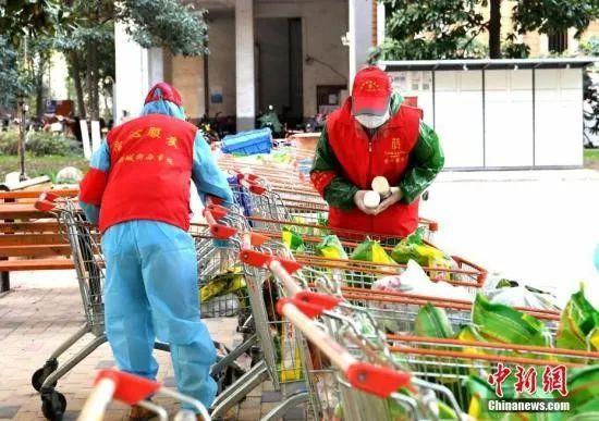 武汉青山区社区工作人员清点为居民购买的生活必需品。安源 摄