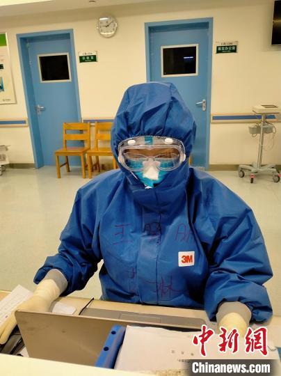 武汉重症病区里的"大眼睛"护士:隔离病毒不隔爱