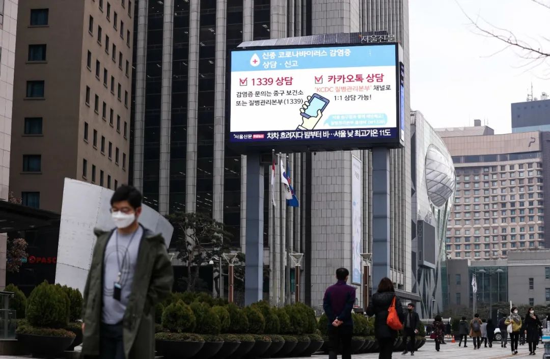 2月21日，韩国首尔，光化门附近的大屏幕在循环播放有关预防新冠病毒的宣传短片。新华社记者 王婧嫱 摄