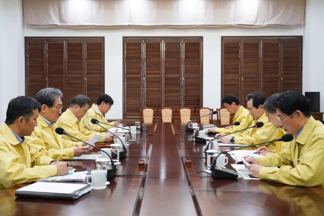 2月21日，在韩国首尔，韩国总统文在寅（左3）在听取报告。新华社/韩联社