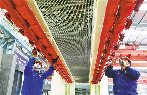 上图 2月20日，山东临沂市沂南县东岳机械股份有限公司员工在安装大型免烧砖机。 杜昱葆摄（中经视觉）