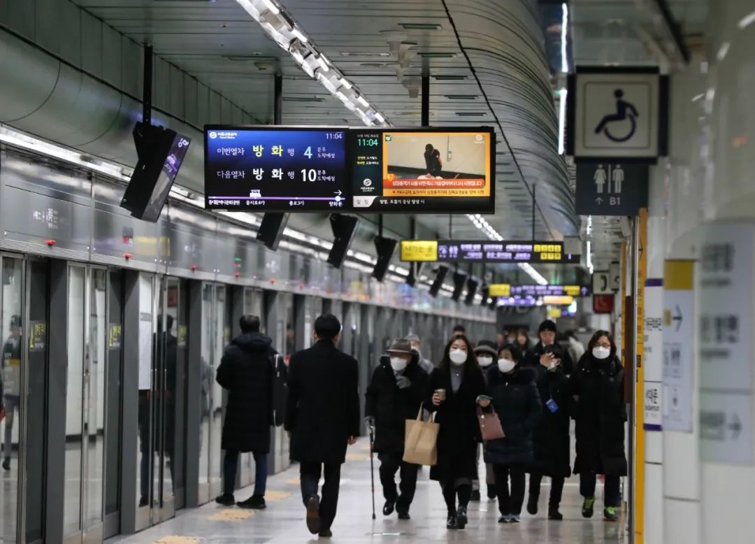 2月18日，韩国首尔，乘客们在光化门地铁站。新华社记者 王婧嫱 摄