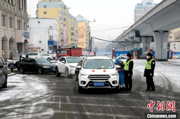 图为哈尔滨市交警在岗位执勤。　高阳 摄