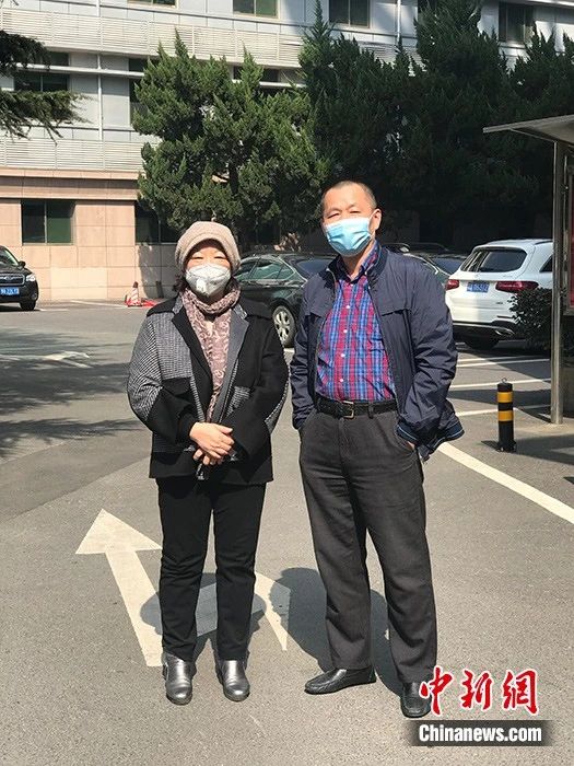 “武汉日记”的作者、著名作家方方(左)2月22日在武汉承受中新社记者独家采访。中新社记者全安华摄