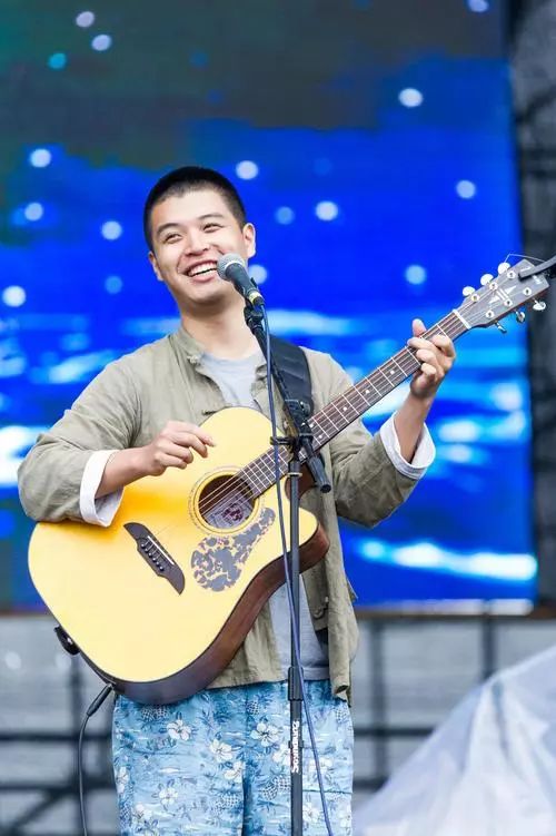 一次登台的时候,下面只坐了一二十个听众,其中就有一个叫舒傲寒的姑娘