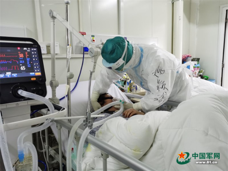 姚颖龙为患者扶着呼吸面罩.邹洋 摄"医生!快来!