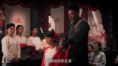 剧中,杨烁还有高露饰演的夫人莲花和毛晓彤饰演的二房媳妇明月,与三个