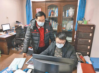 柯敏（左）在汉阳区疾控中心核验数据。夏 爽摄（影像中国）