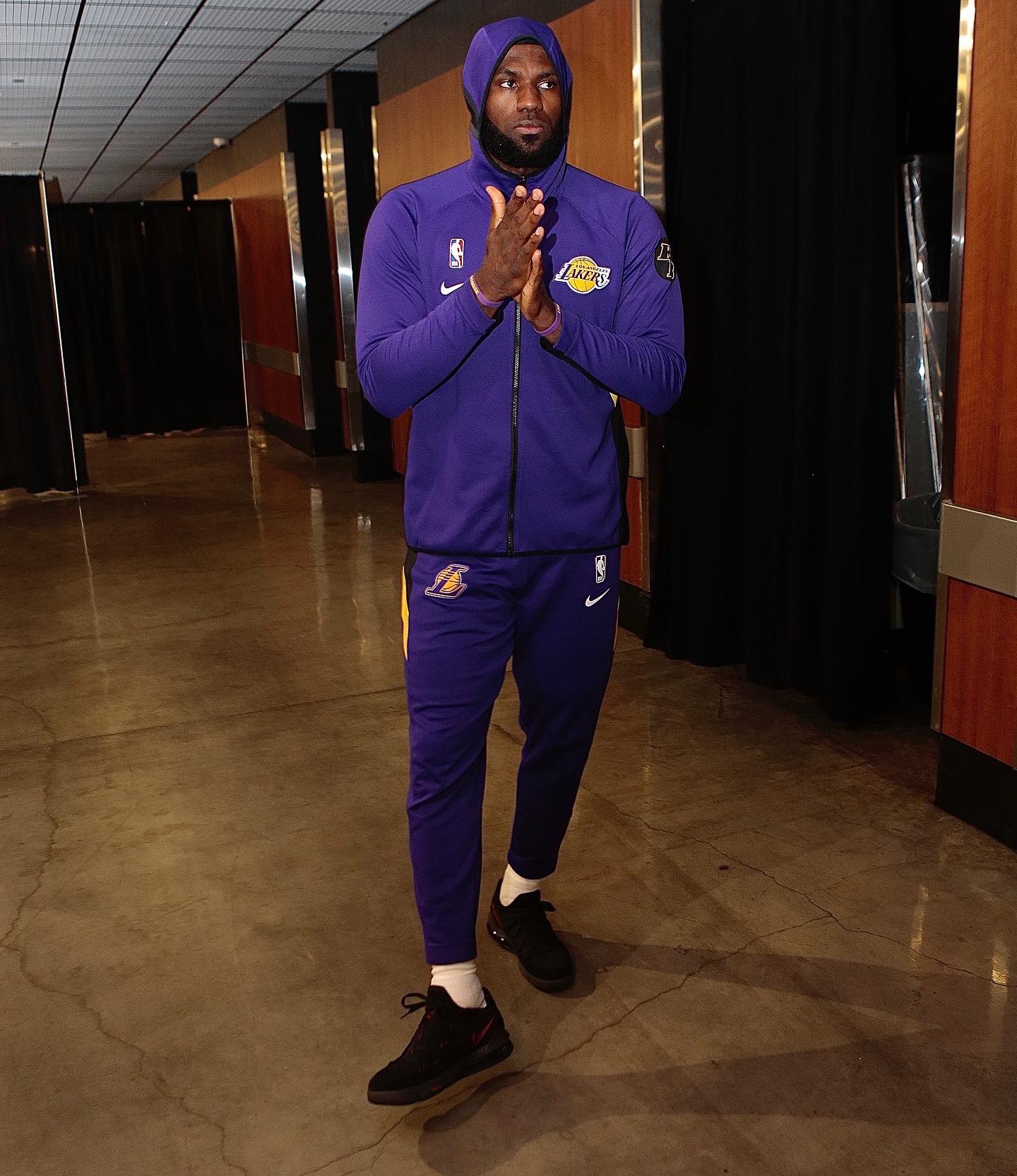 詹姆斯亲穿!全新黑红 lebron 17 low 下月发售!