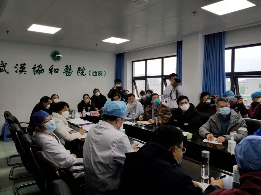 允诺慰参添国家卫健委主任马晓伟在武汉协调医院齐集的行家组会议。 本文均为中山大学孙逸仙祝贺医院供图