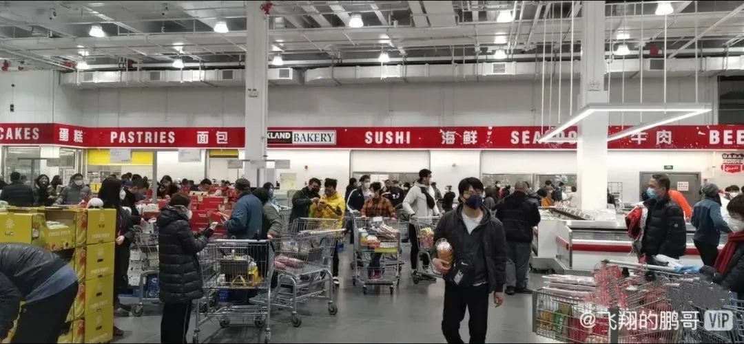 近日,上海闵走区华漕镇costco超市内,到处都是推着手推车的购物者。