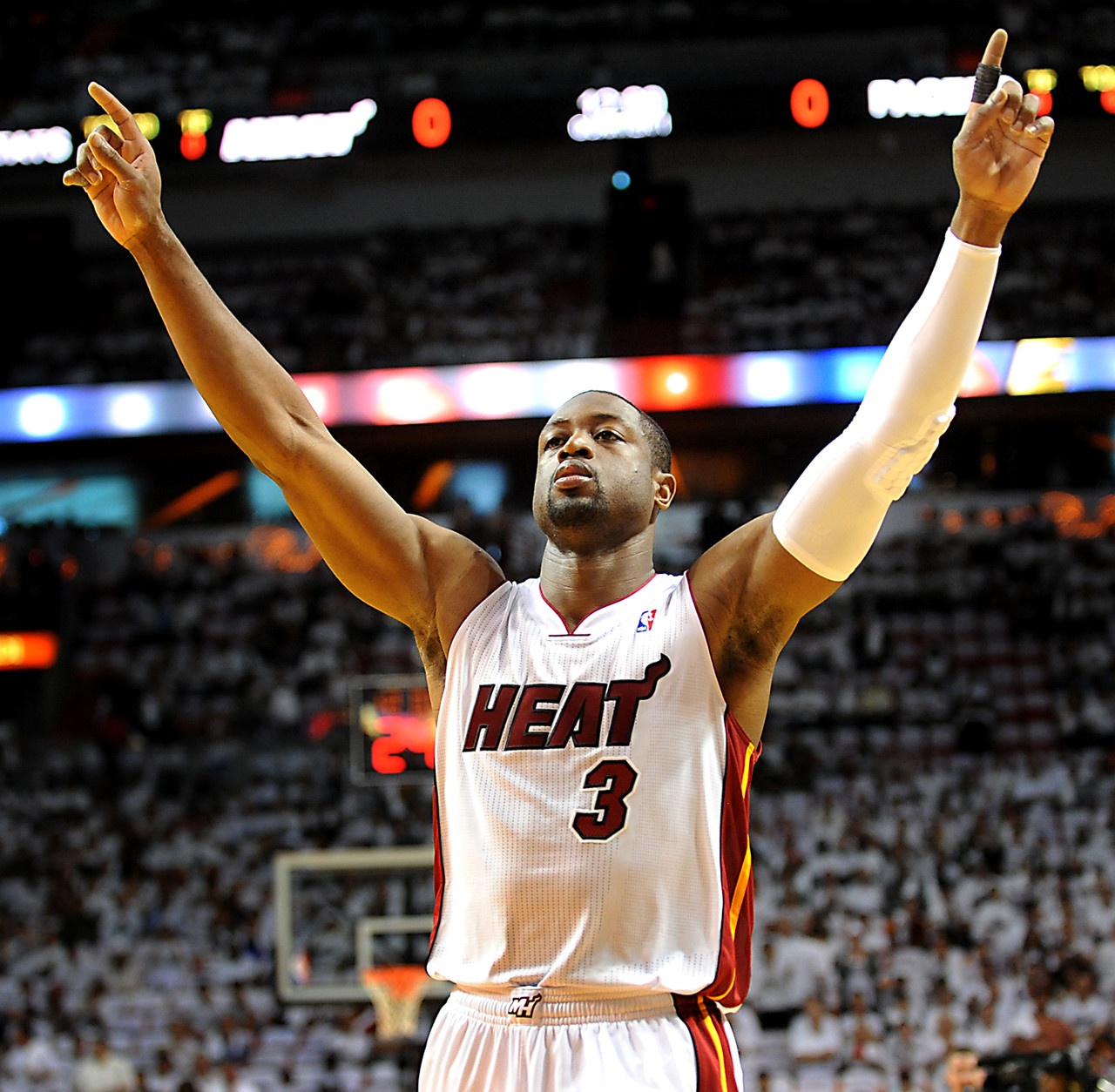 功勋卓著热火传奇韦德3号战袍光荣退役