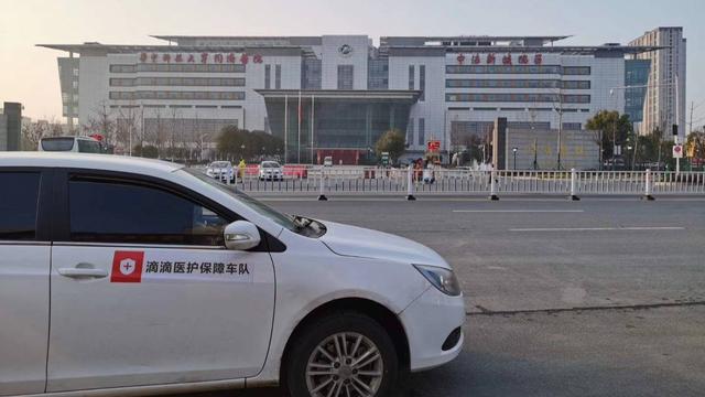 “封城”后的医护保障车队。