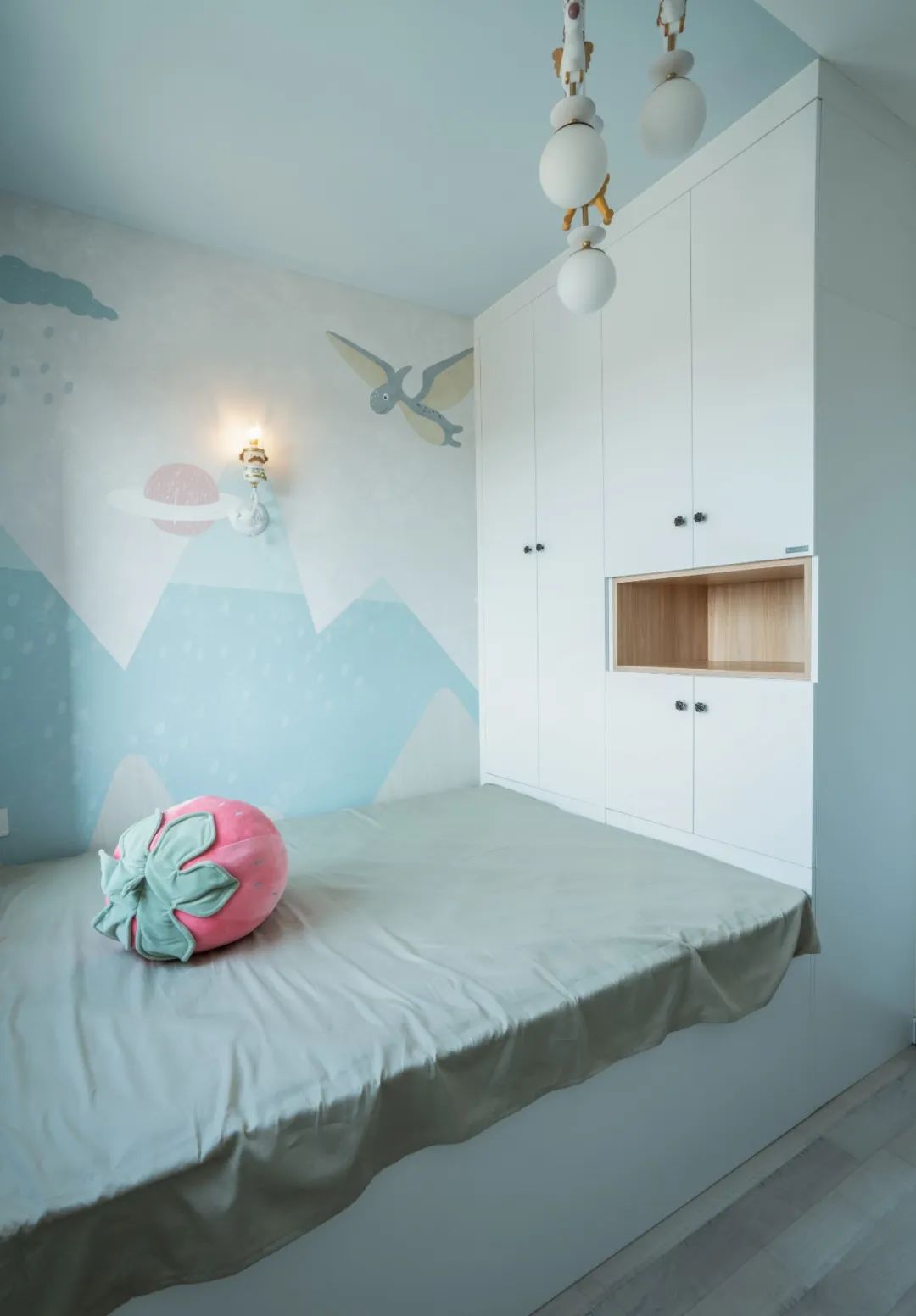 四,卡通主题墙 //   用卡通主题图案的墙布或墙纸来装饰儿童房的墙面