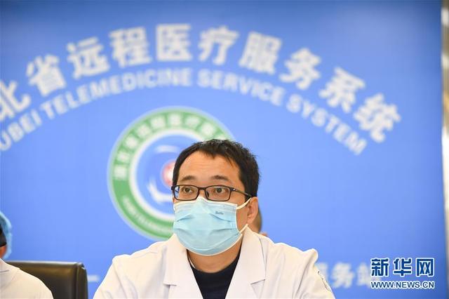 刘景仑(右二)带领重庆对口支援队医生与当地医生一起讨论诊疗策略(2月