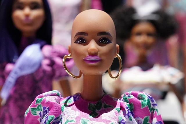 美国:美泰公司推出多款玩具 光头芭比引人瞩目