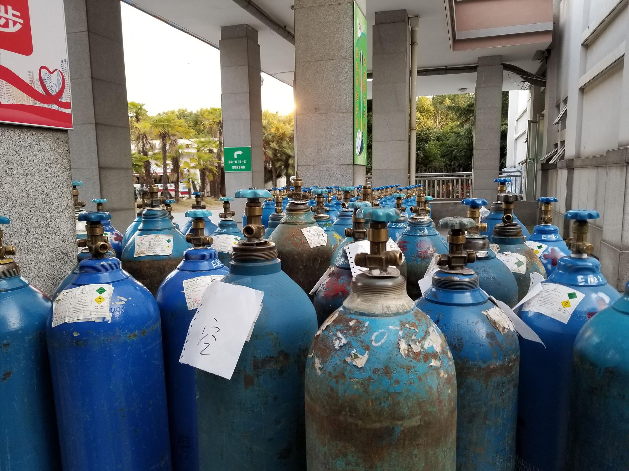2月20日,几十个空的氧气瓶正在等待被拉走罐装.