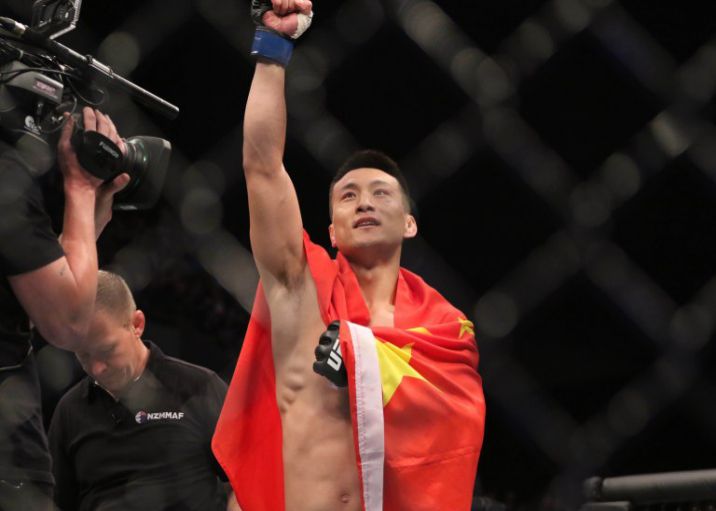 刚刚,UFC中国力量爆发!一回合速杀!亚洲最长连胜纪录!|UFC_新浪新闻